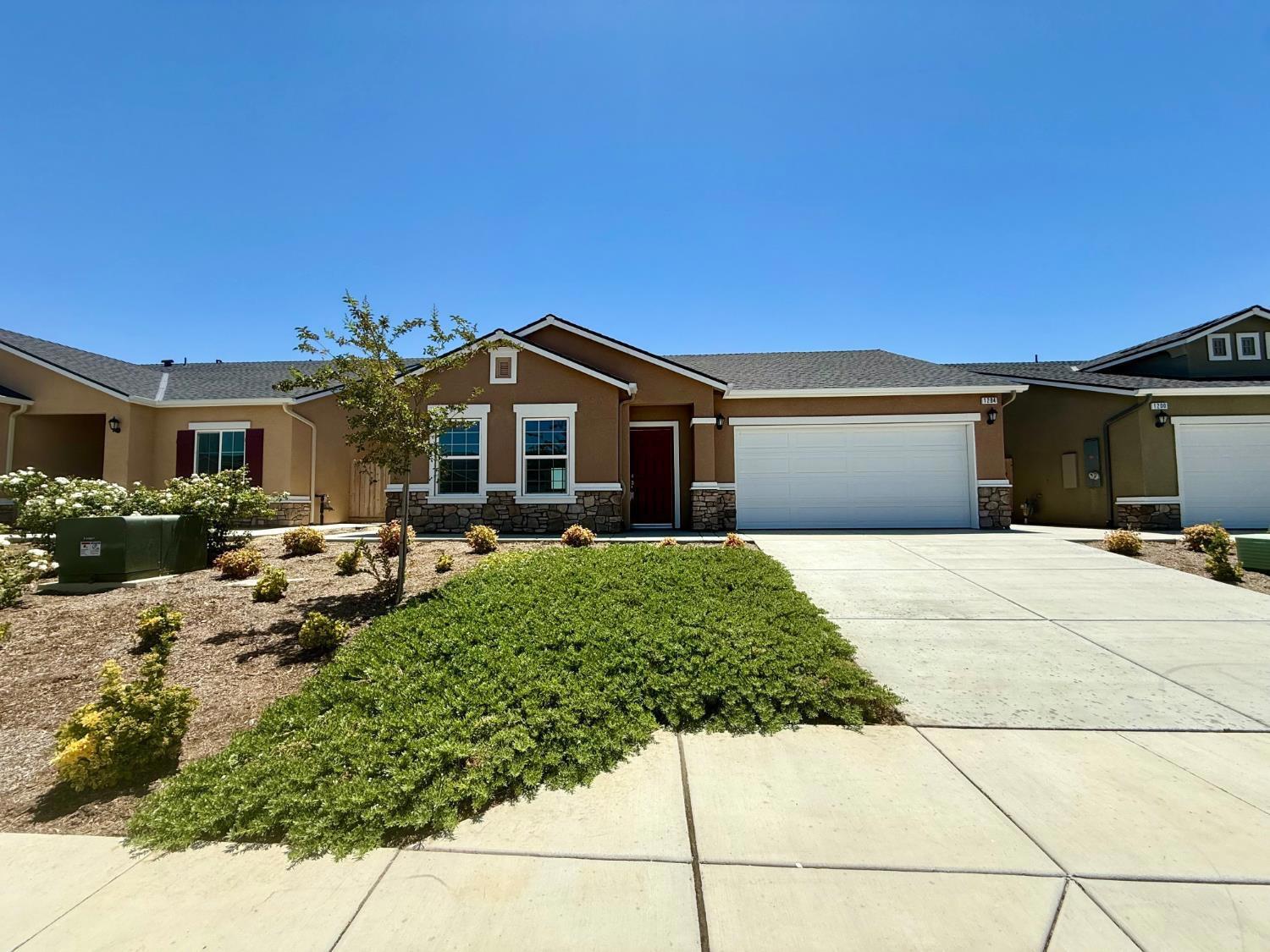 1204 E Orange St, Avenal, CA 93204