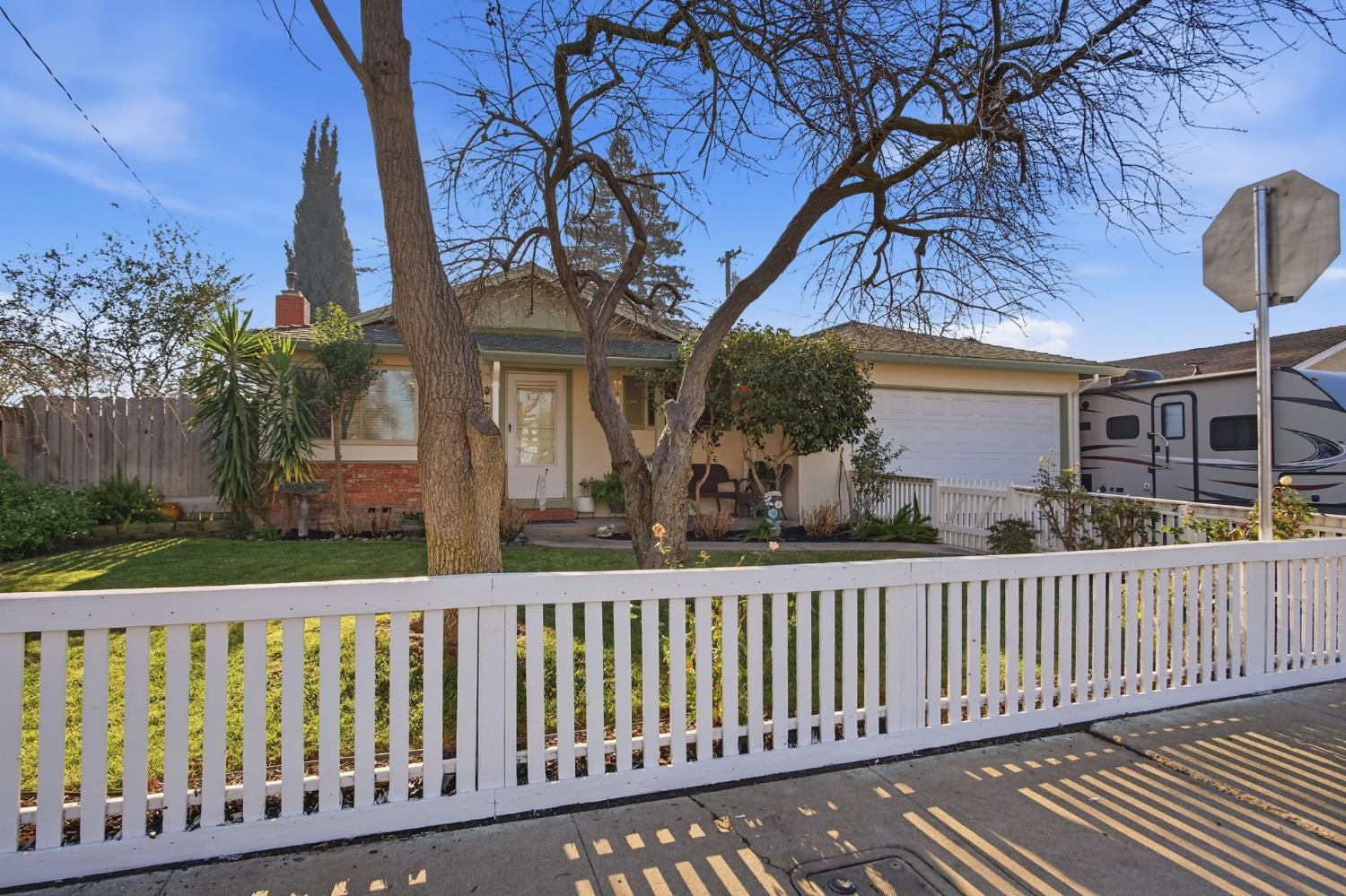 1087 E A St, Oakdale, CA 95361