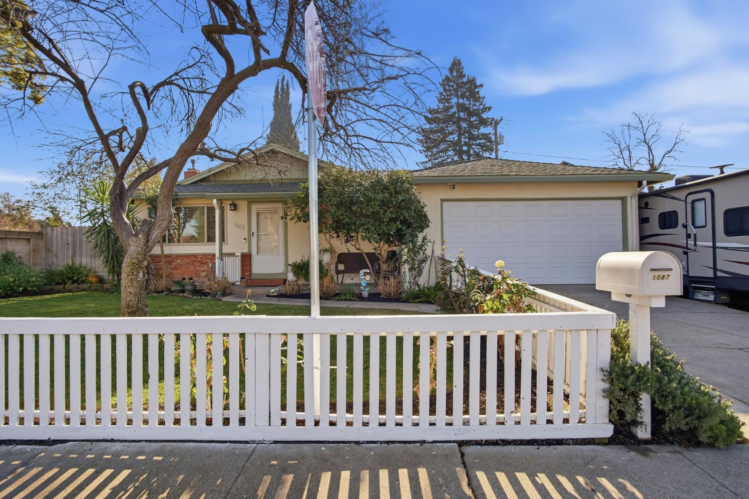 1087 E A St, Oakdale, CA 95361