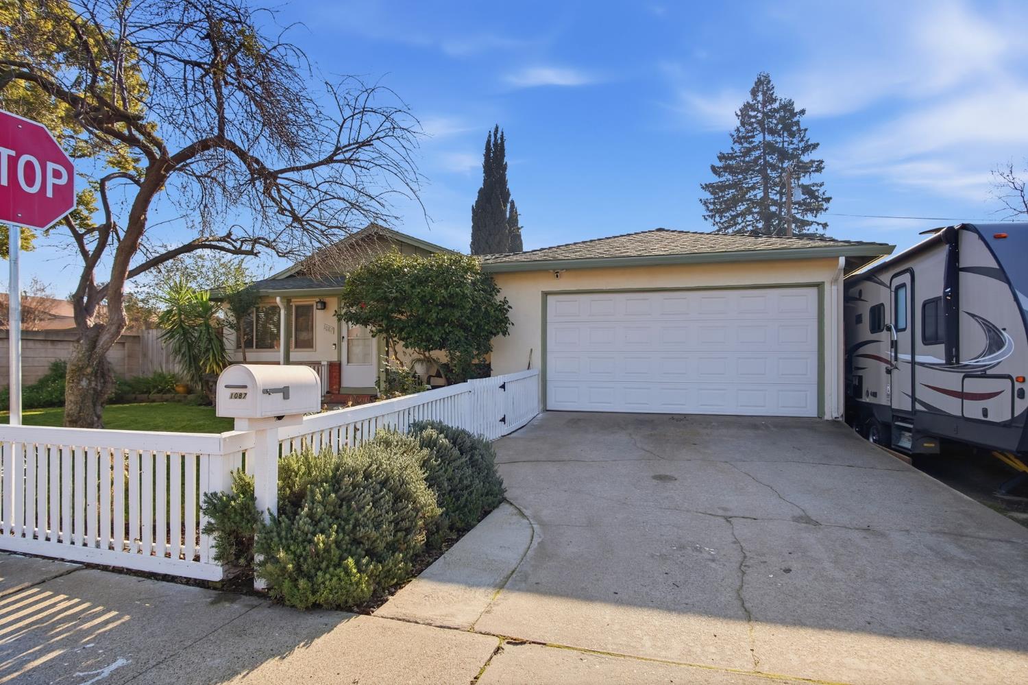 1087 E A St, Oakdale, CA 95361