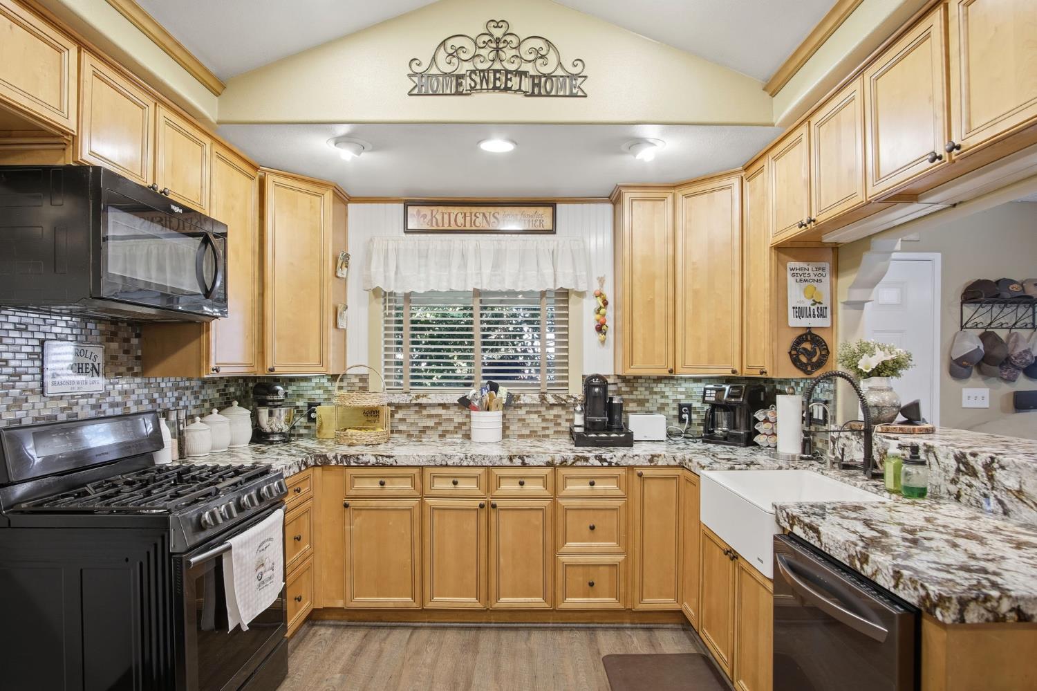 1087 E A St, Oakdale, CA 95361