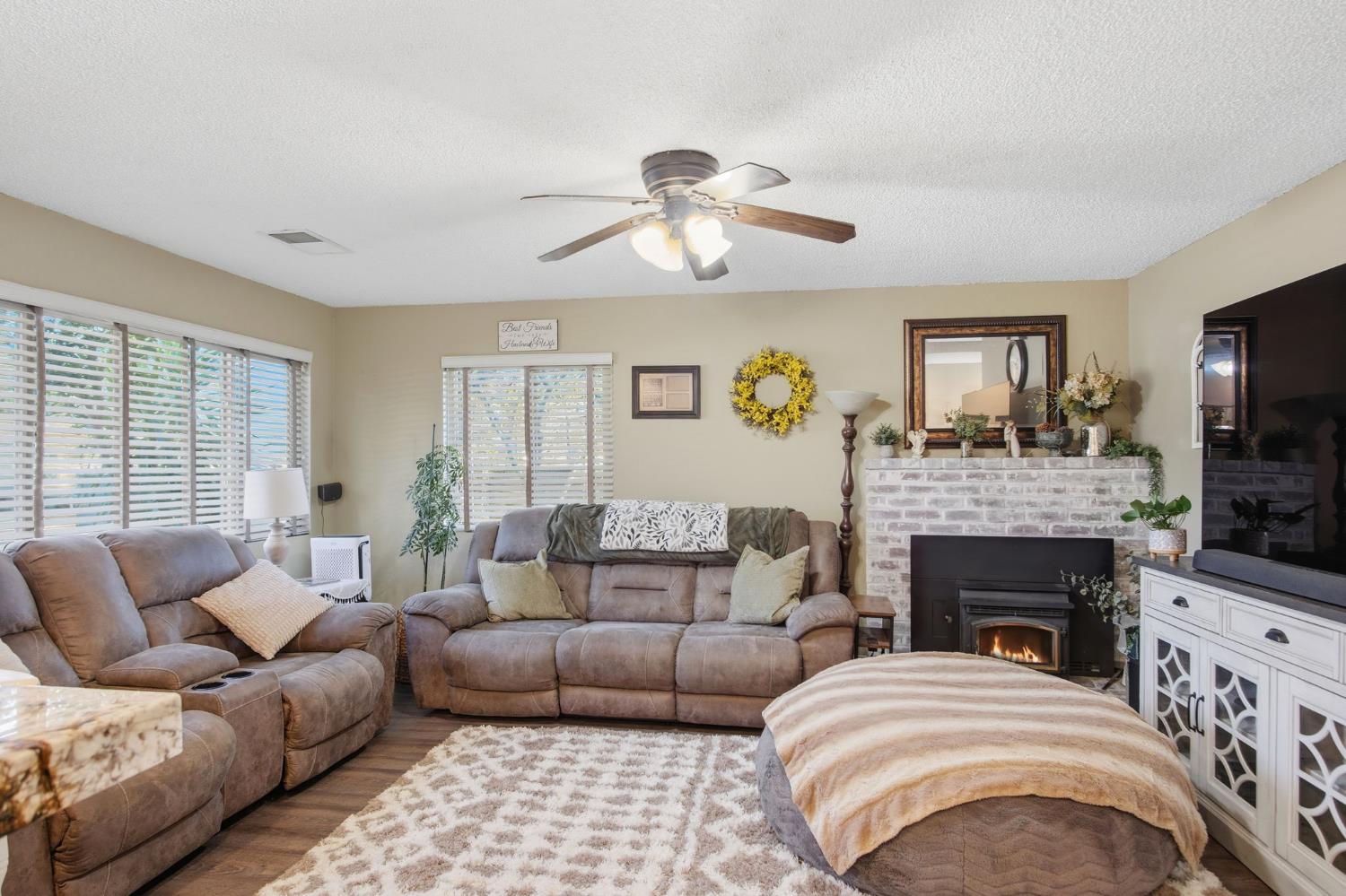 1087 E A St, Oakdale, CA 95361