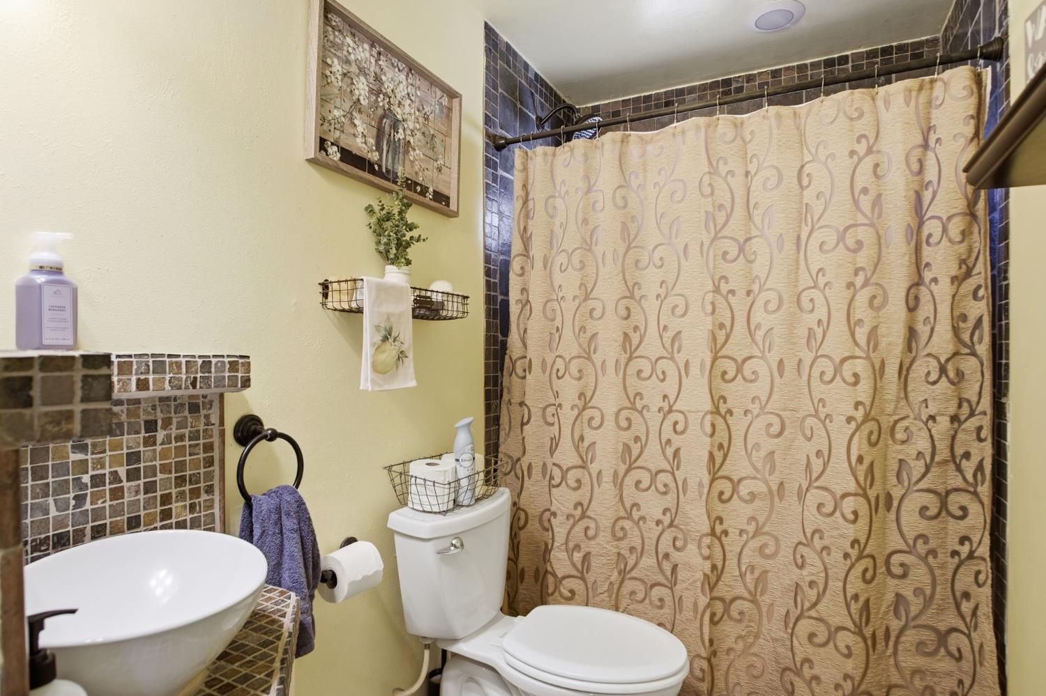 1087 E A St, Oakdale, CA 95361