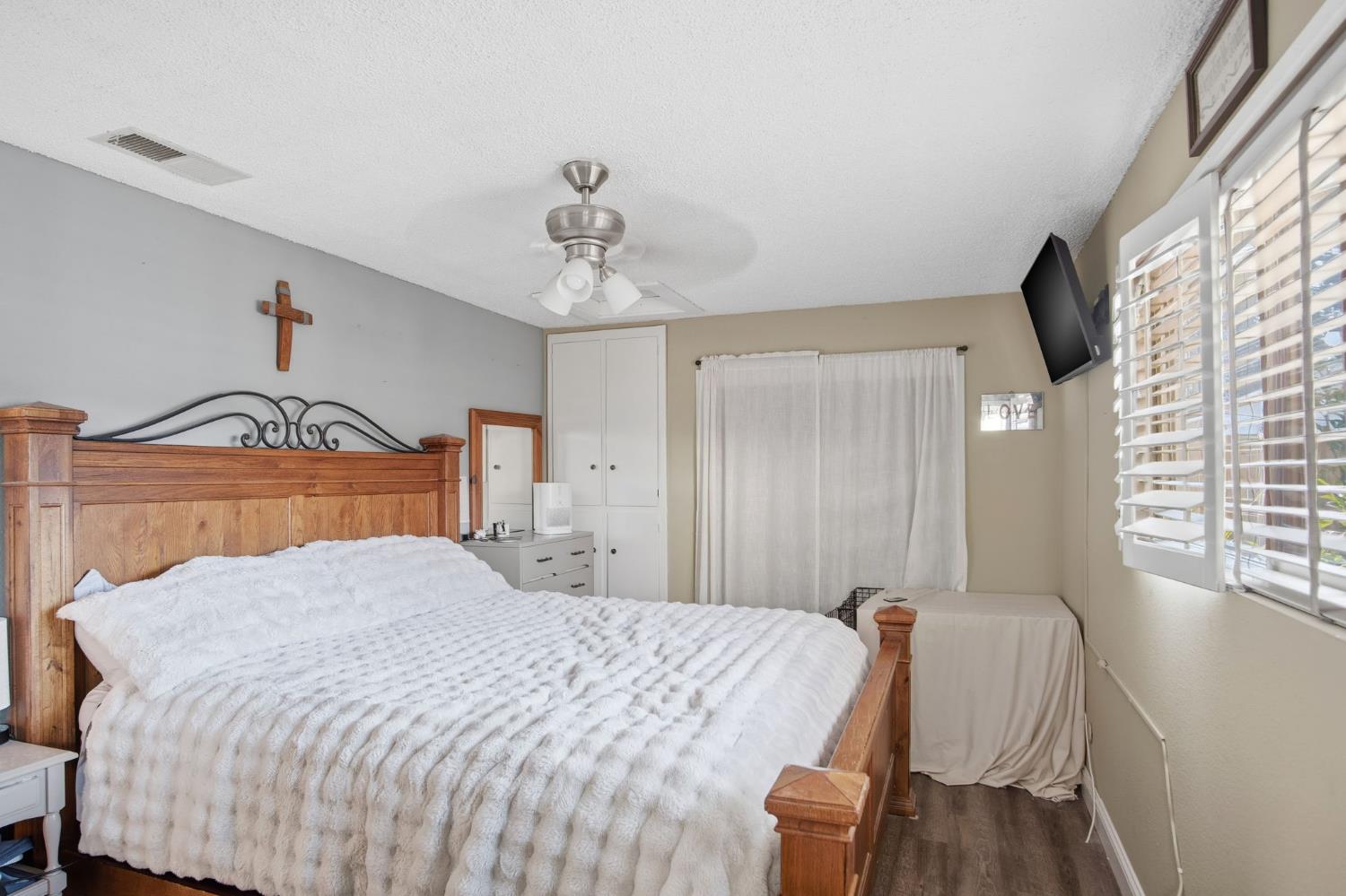 1087 E A St, Oakdale, CA 95361