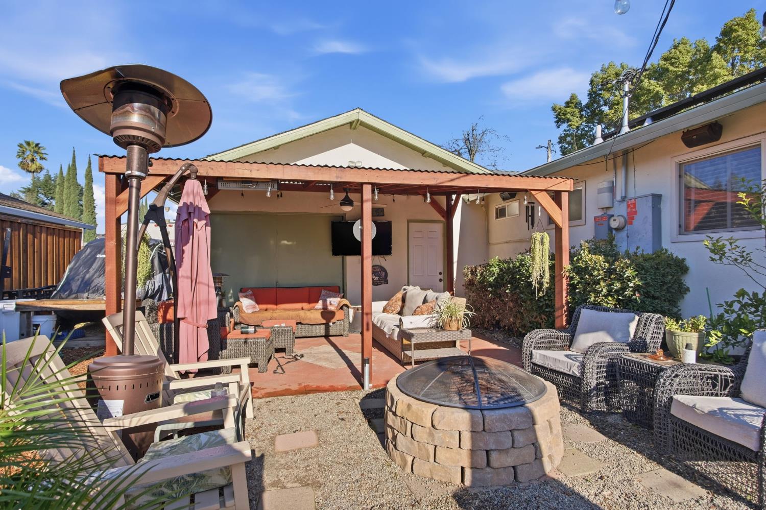 1087 E A St, Oakdale, CA 95361