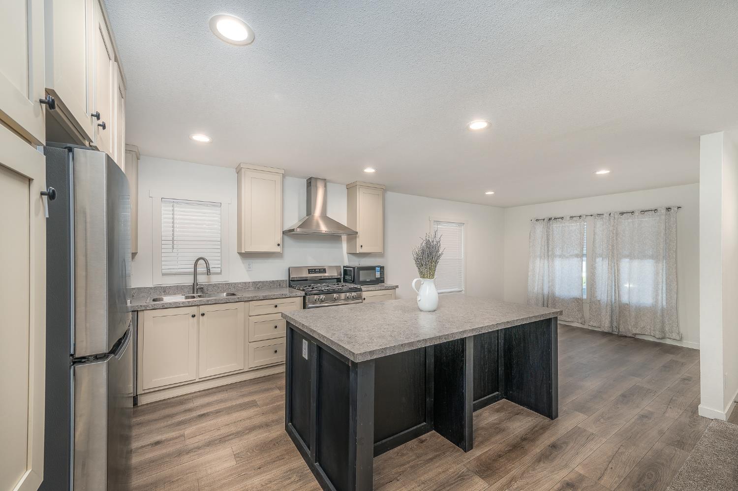 2307 Oakdale Rd #13, Modesto, CA 95355