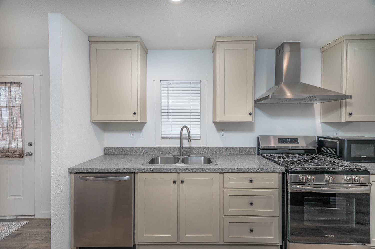 2307 Oakdale Rd #13, Modesto, CA 95355