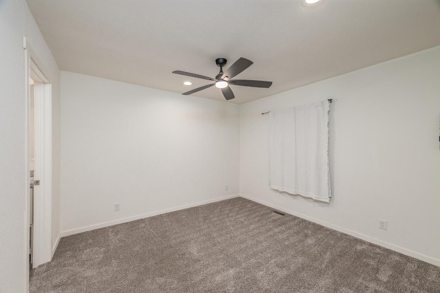 2307 Oakdale Rd #13, Modesto, CA 95355