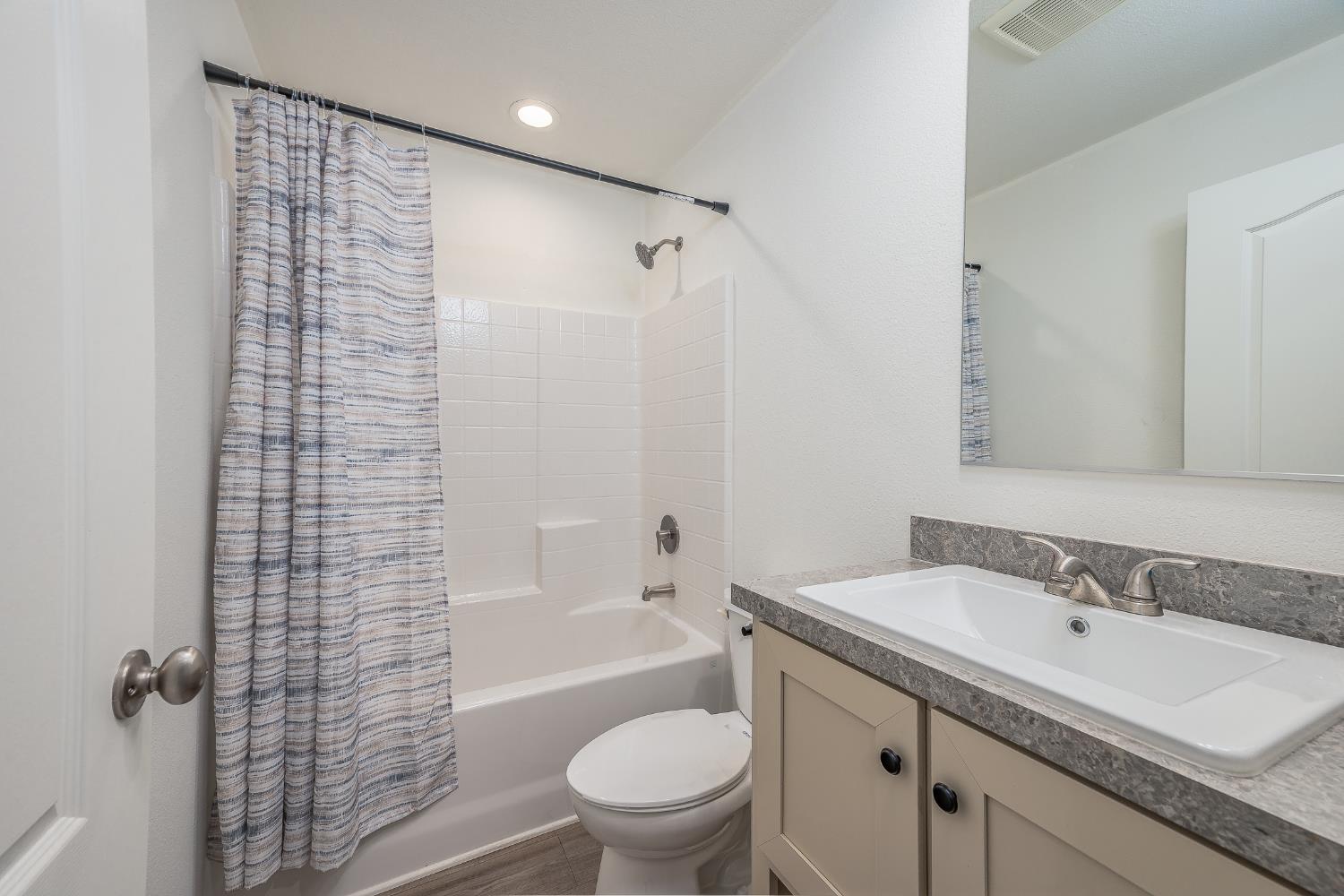 2307 Oakdale Rd #13, Modesto, CA 95355