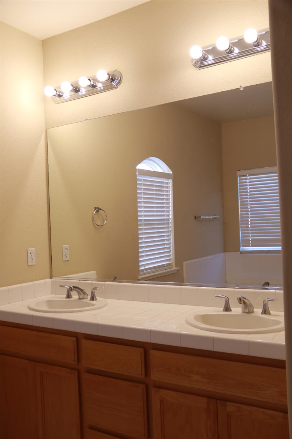 2607 Allegiance Ln, Riverbank, CA 95367