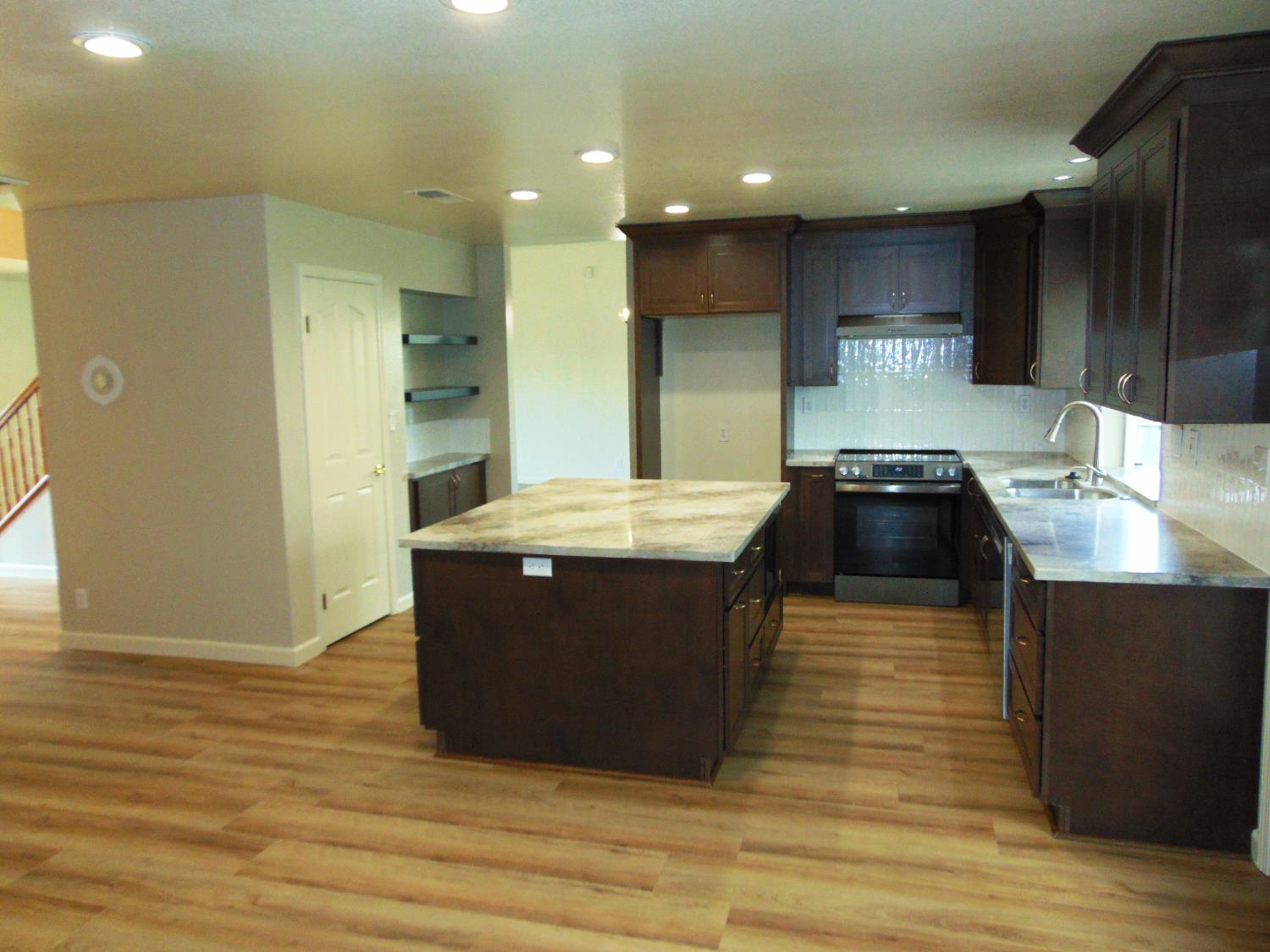 239 Fairwood Dr, Oakdale, CA 95361