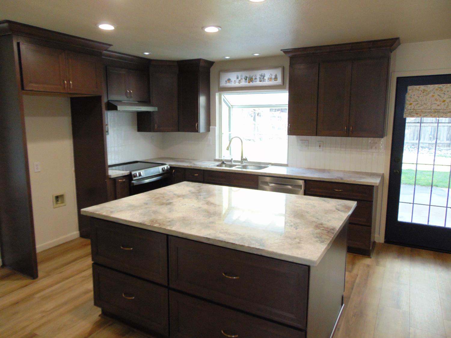 239 Fairwood Dr, Oakdale, CA 95361