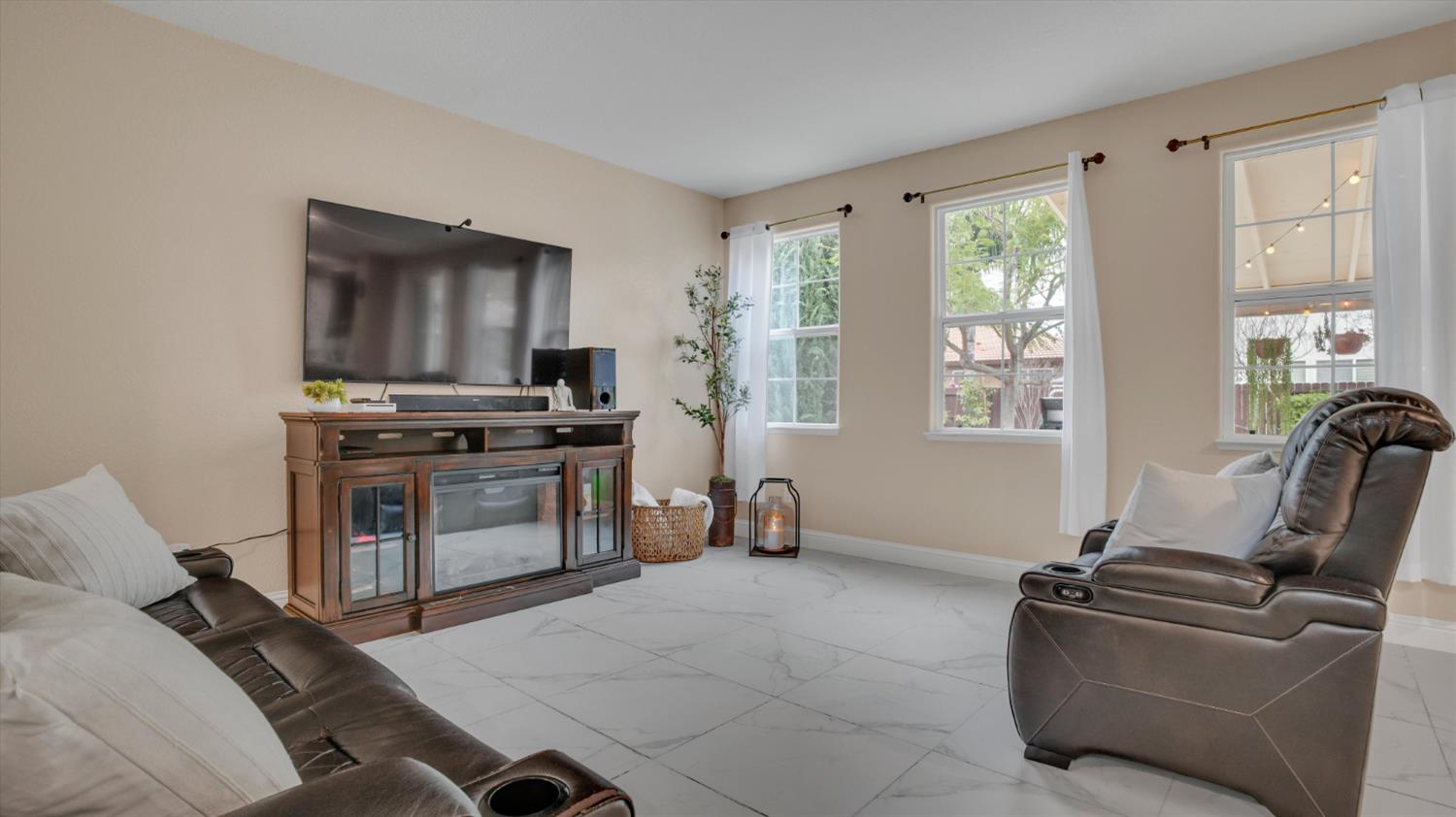 126 Jersey Ln, Patterson, CA 95363