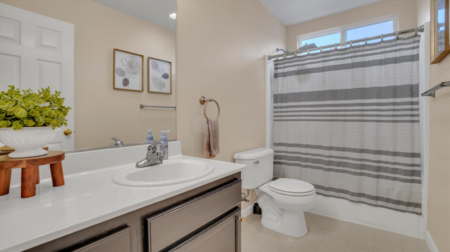 126 Jersey Ln, Patterson, CA 95363