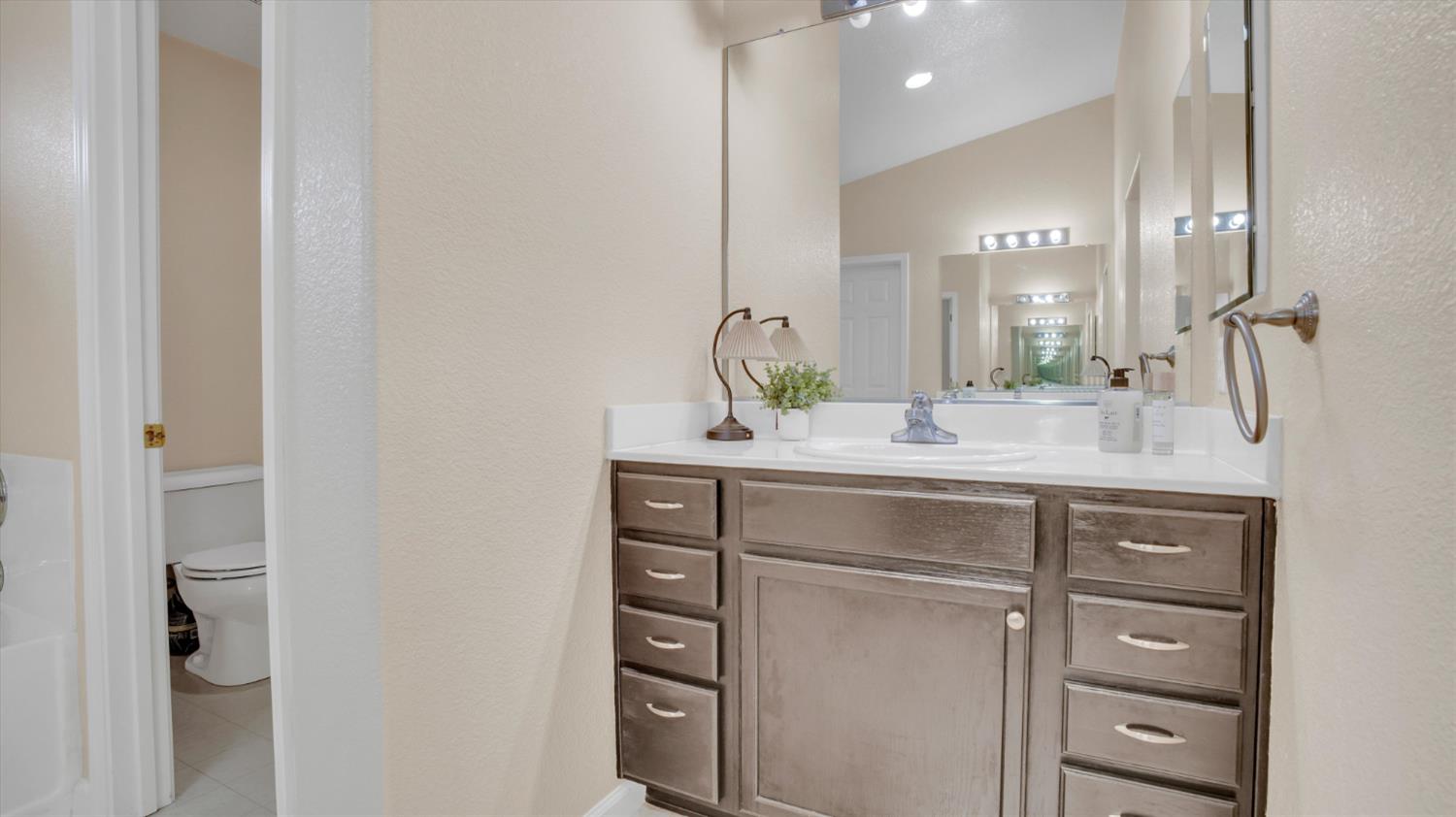 126 Jersey Ln, Patterson, CA 95363