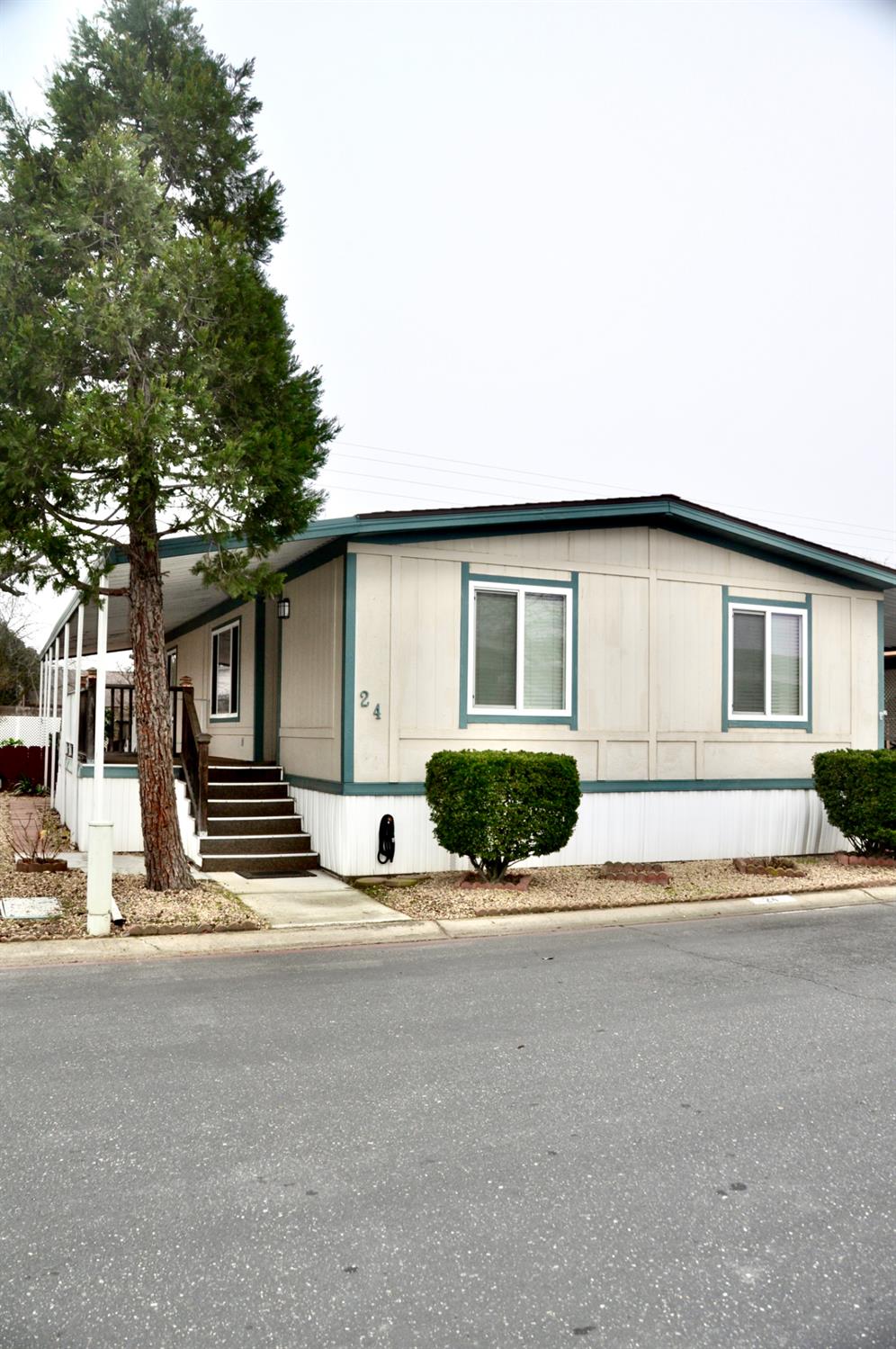 24 Schooner Ln, Modesto, CA 95356