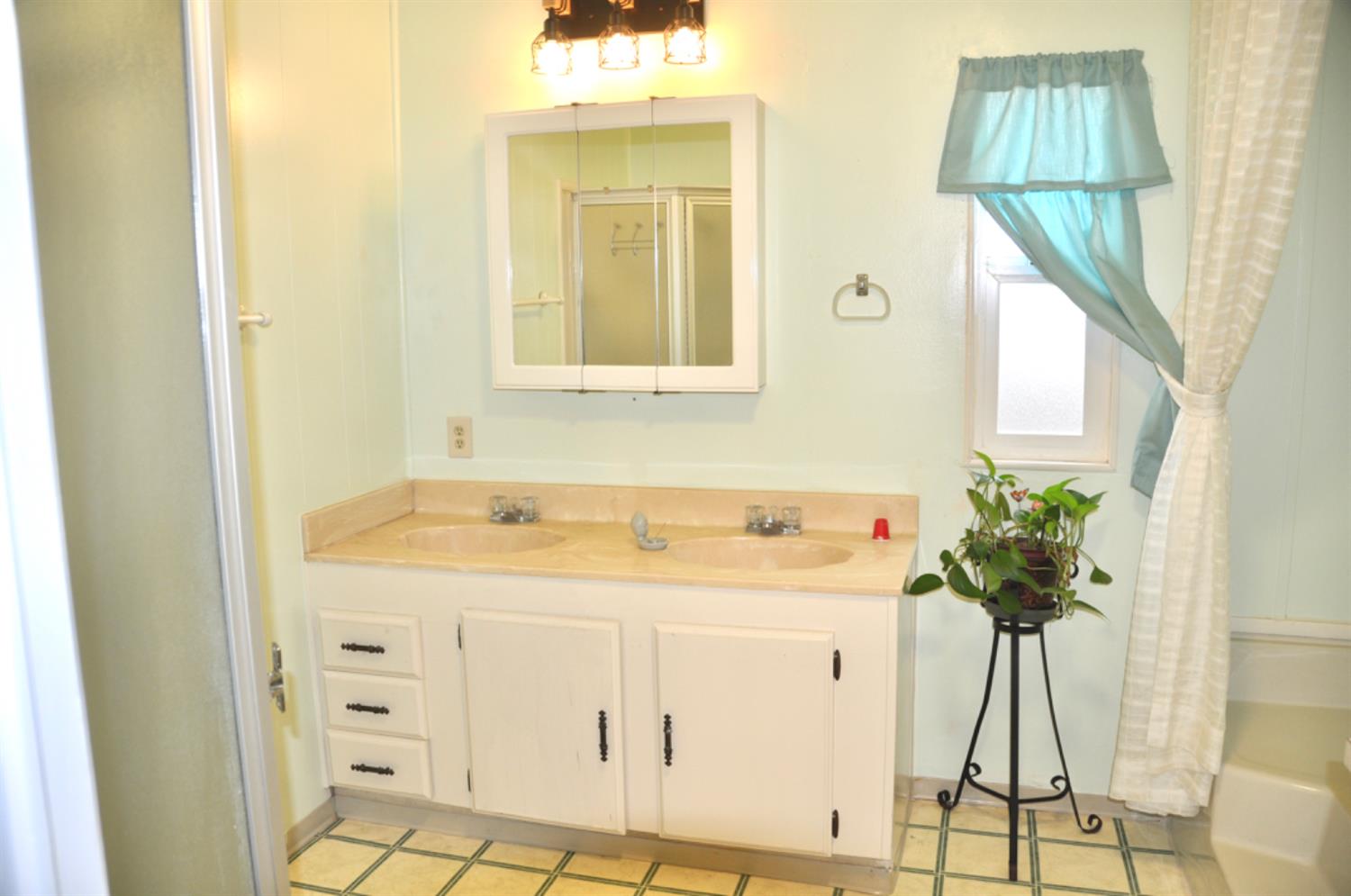 24 Schooner Ln, Modesto, CA 95356