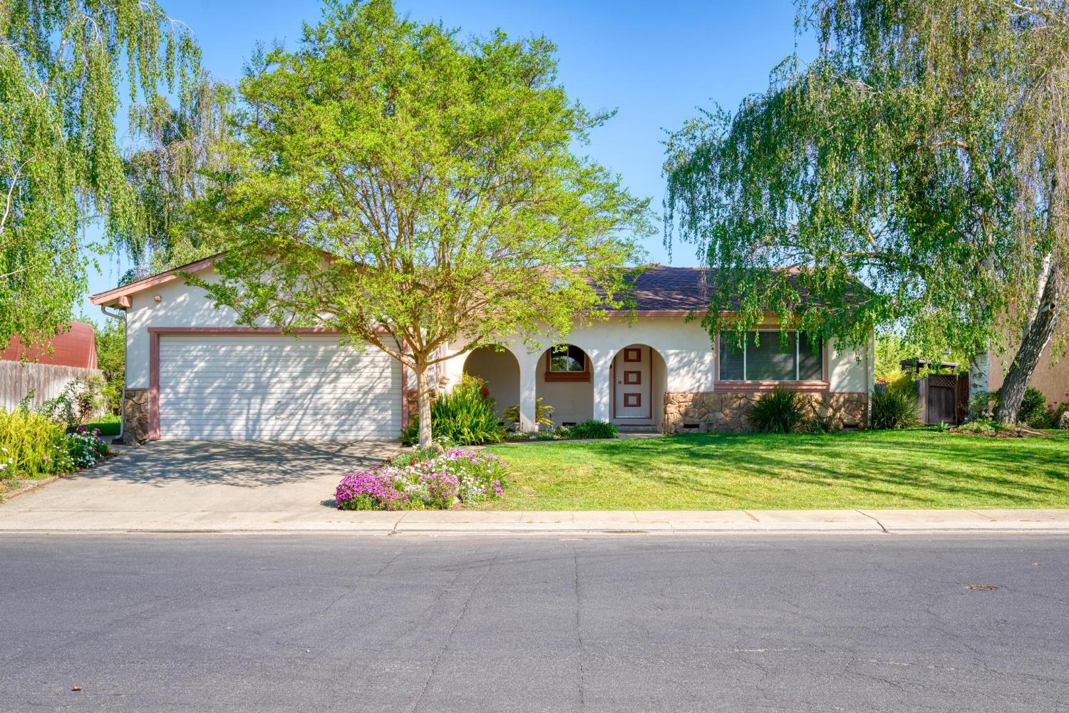 2290 Mission St, Escalon, CA 95320