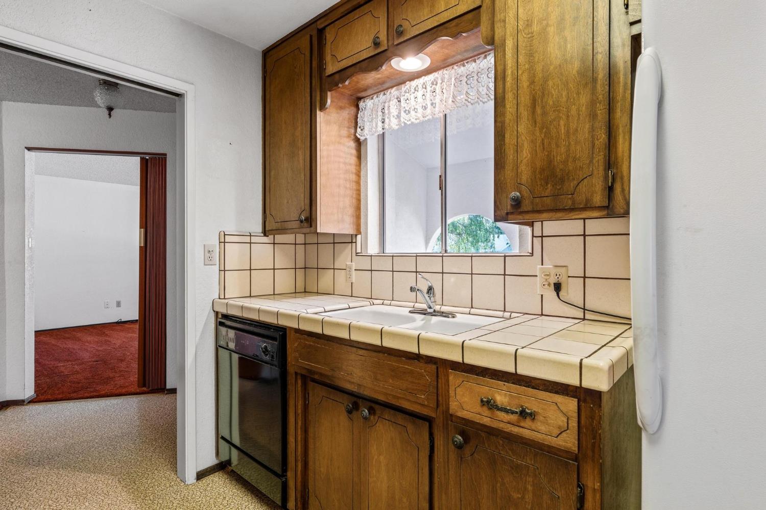 2290 Mission St, Escalon, CA 95320