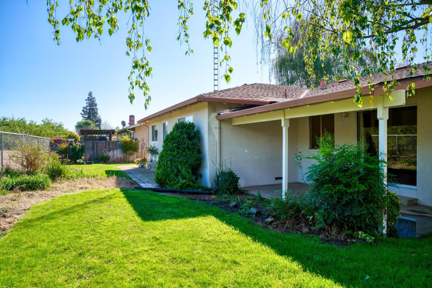 2290 Mission St, Escalon, CA 95320