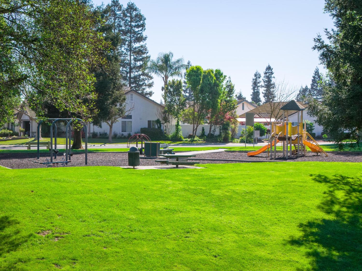 2290 Mission St, Escalon, CA 95320