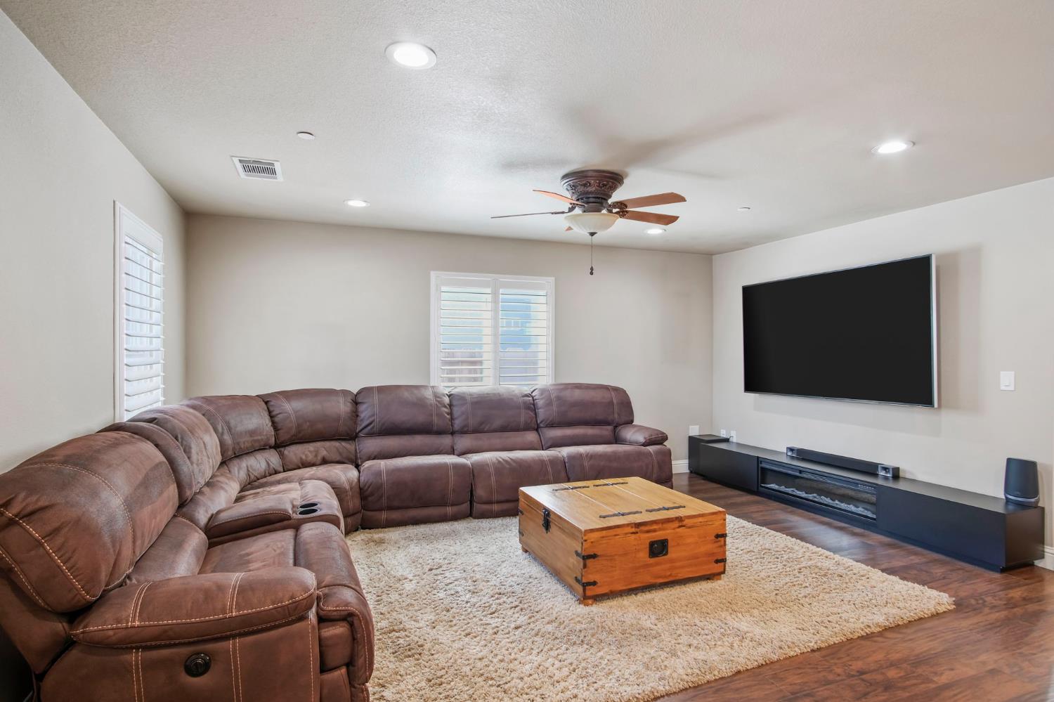 1529 Mitchell Ave, Escalon, CA 95320