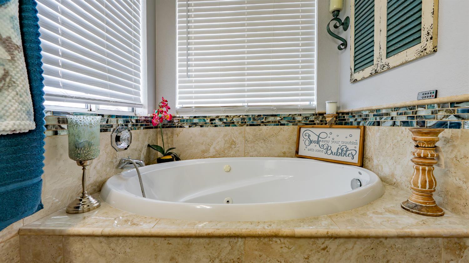 707 Chenin Blanc Dr, Manteca, CA 95337