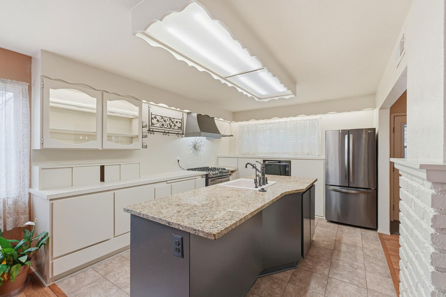 1623 Sandalwood Dr, Modesto, CA 95350