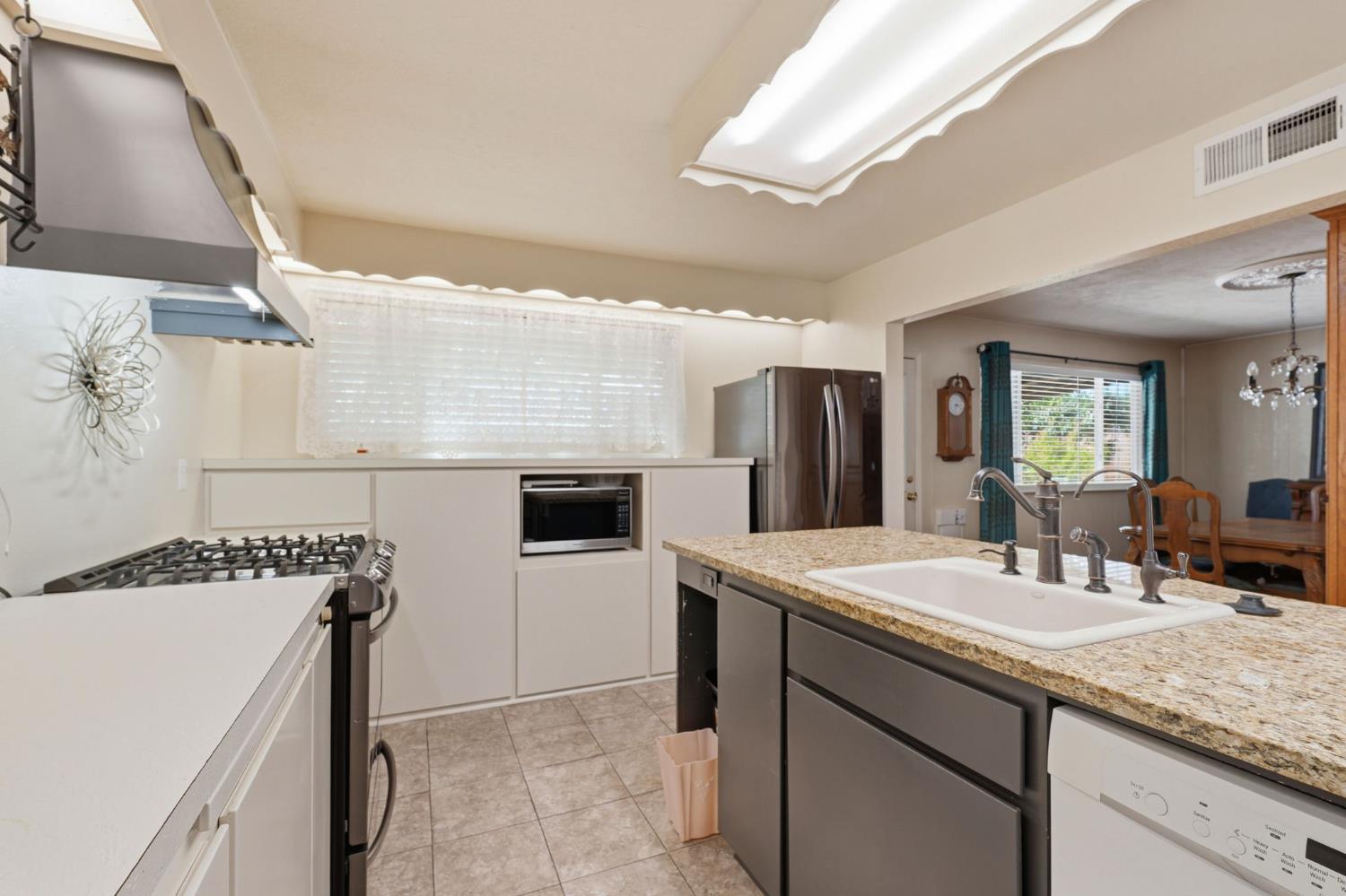 1623 Sandalwood Dr, Modesto, CA 95350