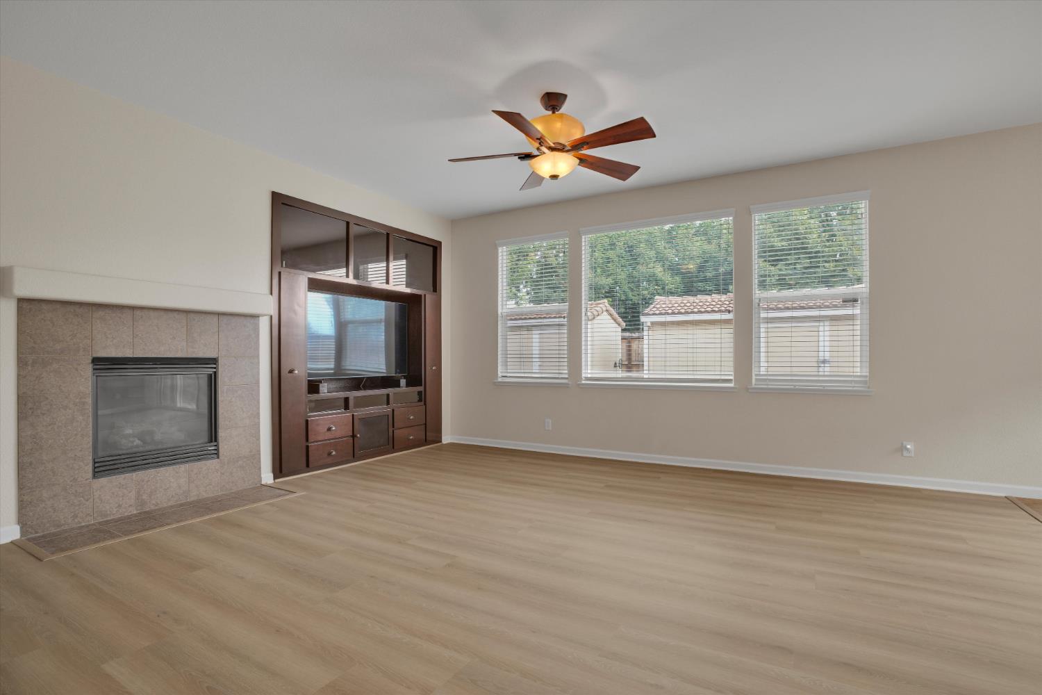 1265 Fawn Lily Dr, Patterson, CA 95363