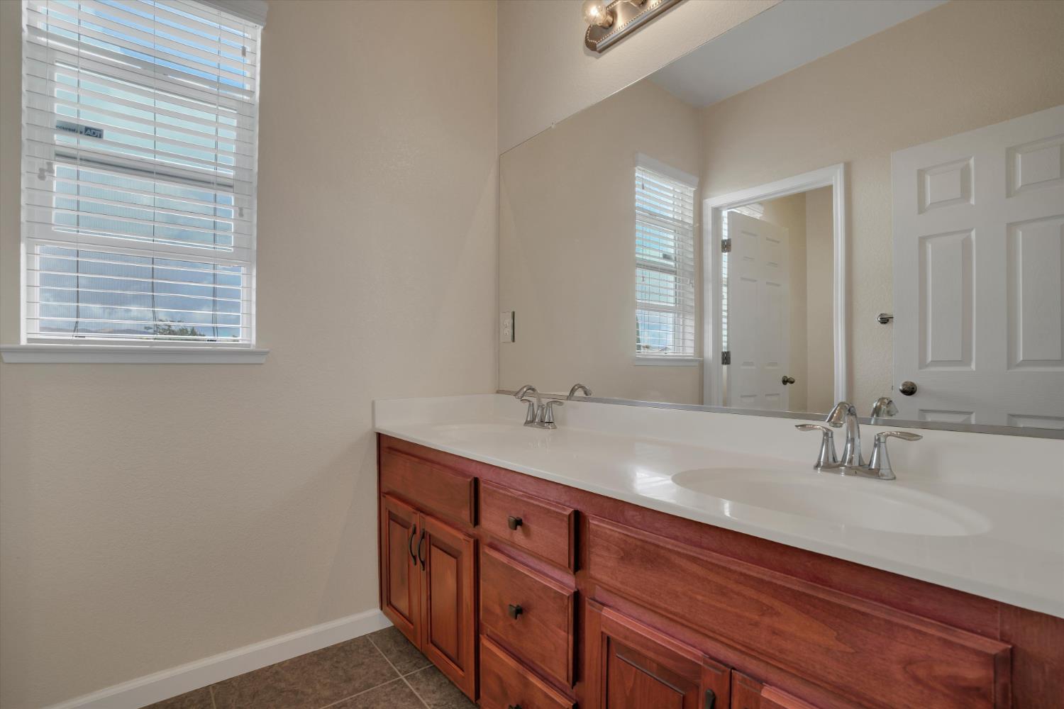 1265 Fawn Lily Dr, Patterson, CA 95363