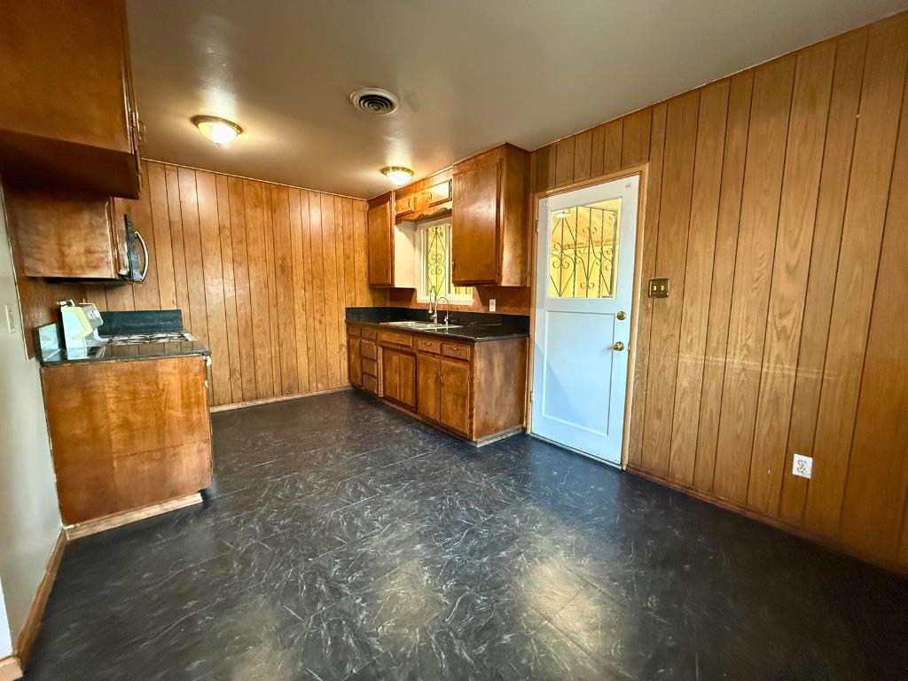 1123 Sutter, Modesto, CA 95351