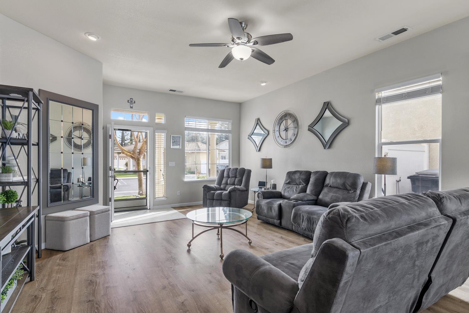 136 Woods Creek Dr, Oakdale, CA 95361