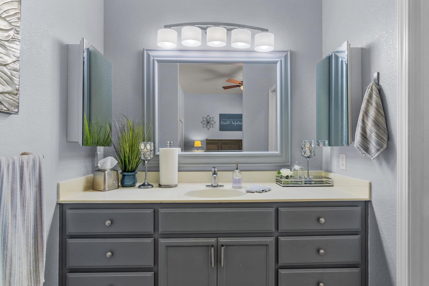 136 Woods Creek Dr, Oakdale, CA 95361