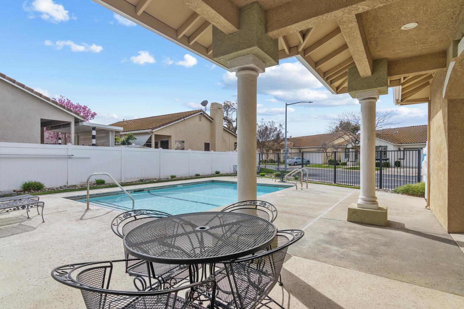 136 Woods Creek Dr, Oakdale, CA 95361