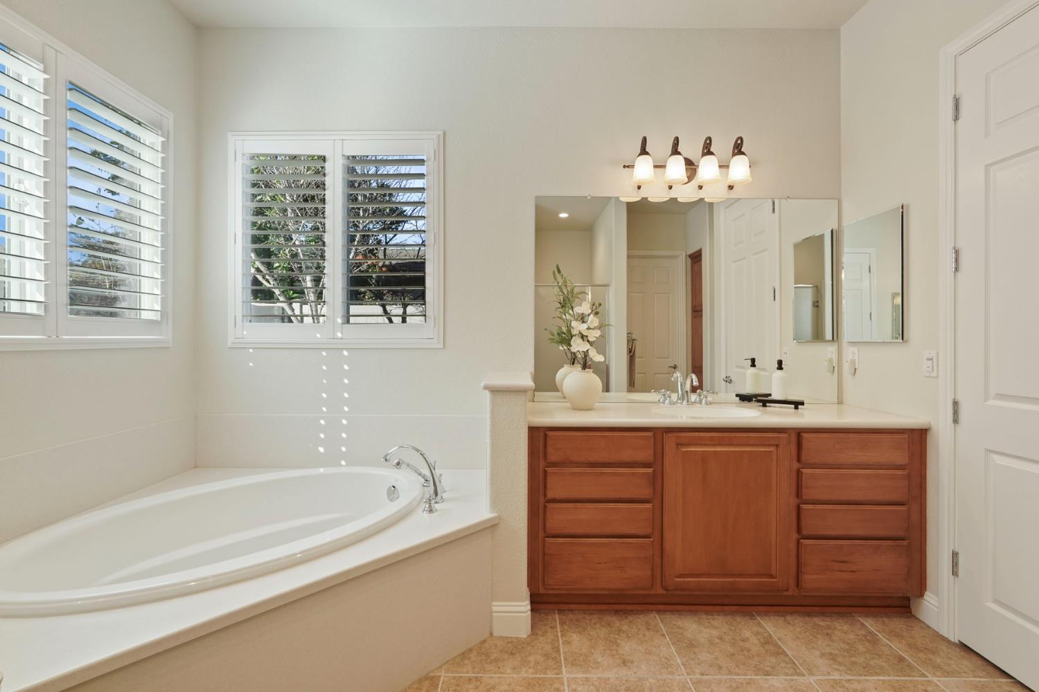 2419 Belle Glade Ln, Manteca, CA 95336