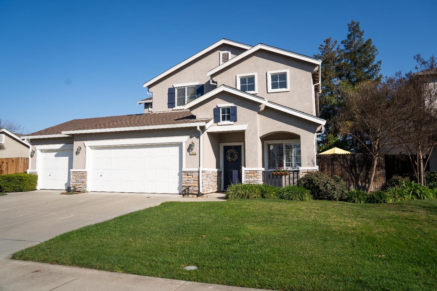 1606 Symphony Ln, Hughson, CA 95326