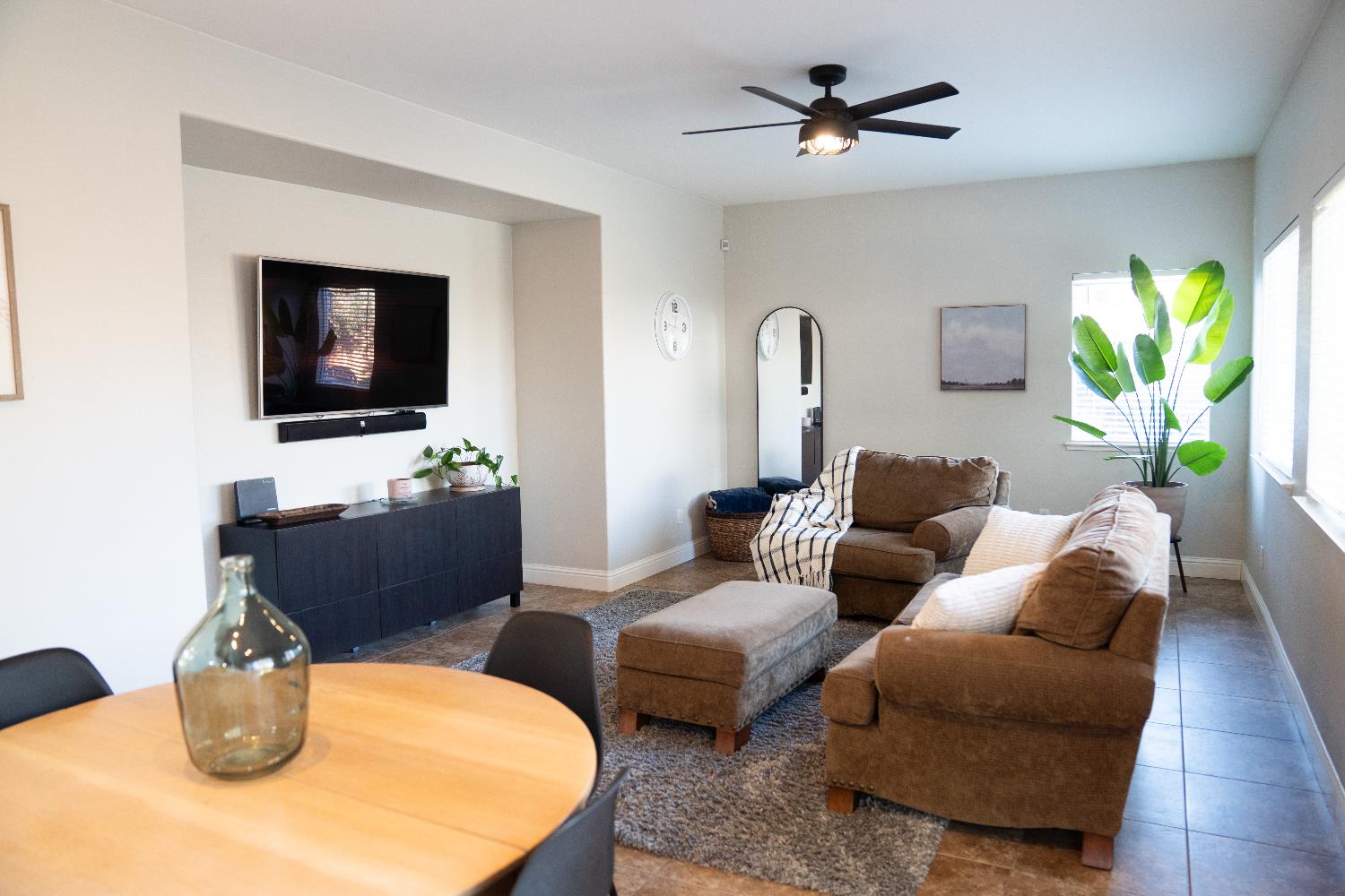 1606 Symphony Ln, Hughson, CA 95326