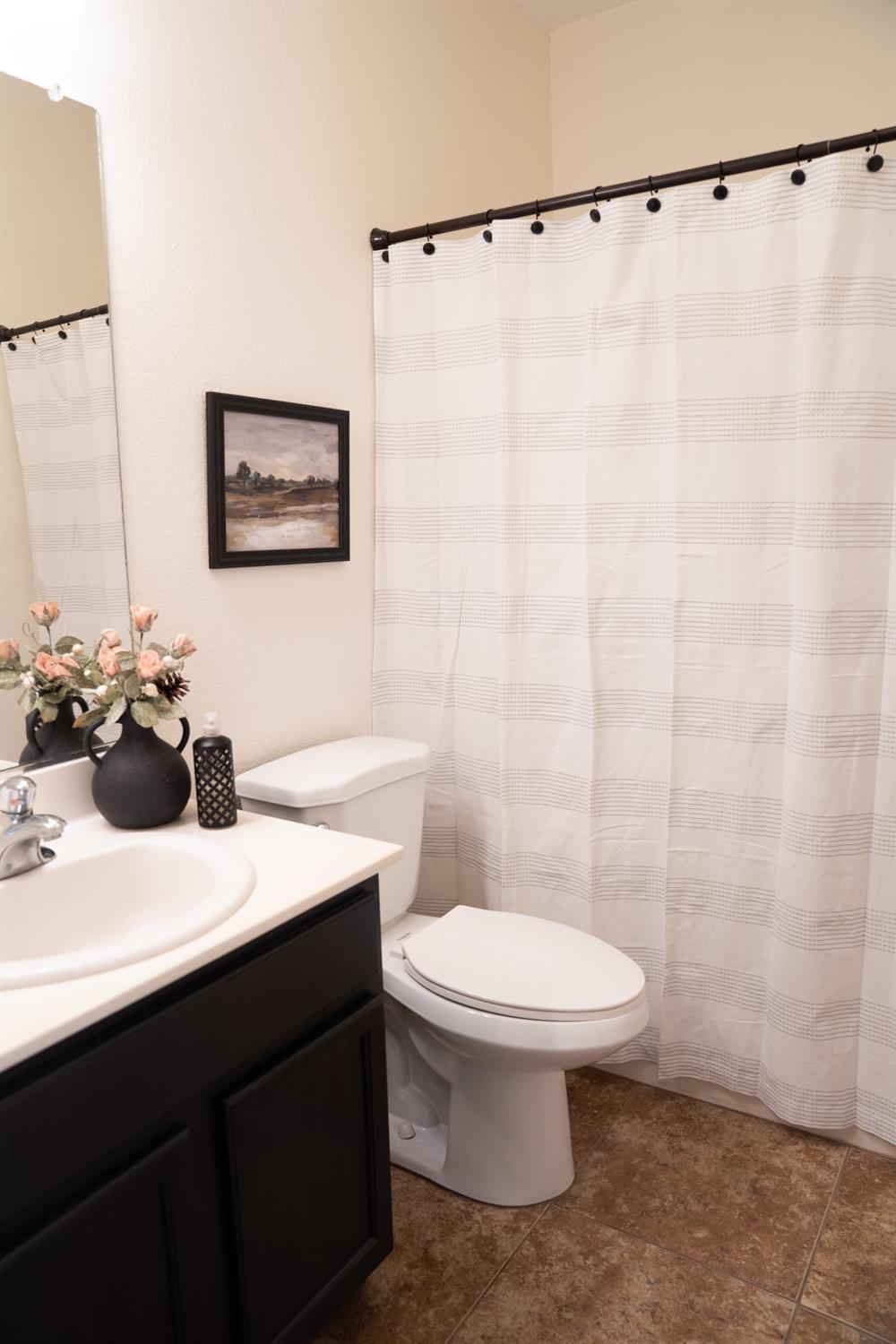 1606 Symphony Ln, Hughson, CA 95326