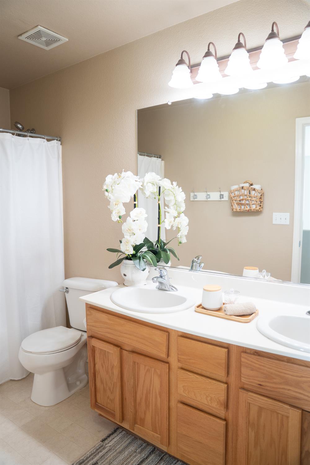 1606 Symphony Ln, Hughson, CA 95326