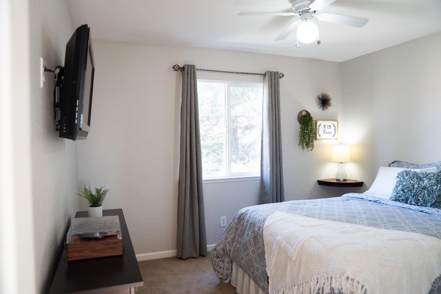 1606 Symphony Ln, Hughson, CA 95326