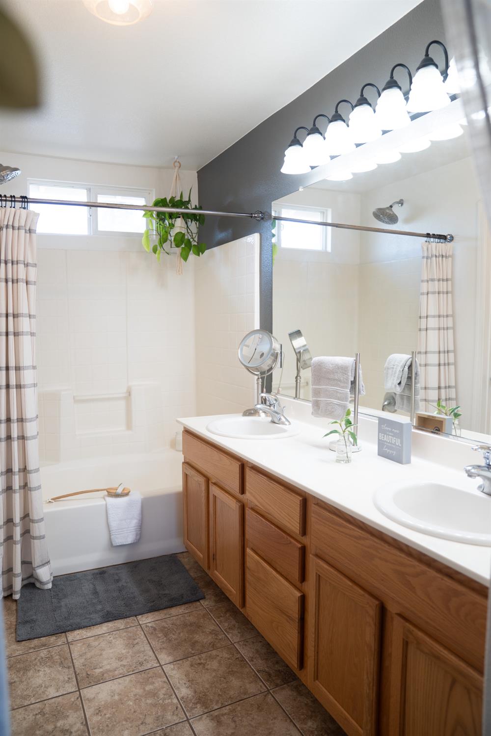 1606 Symphony Ln, Hughson, CA 95326