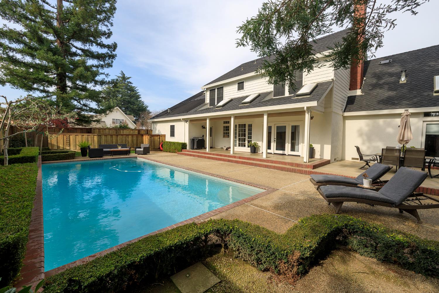 2220 Castleview Dr, Turlock, CA 95382