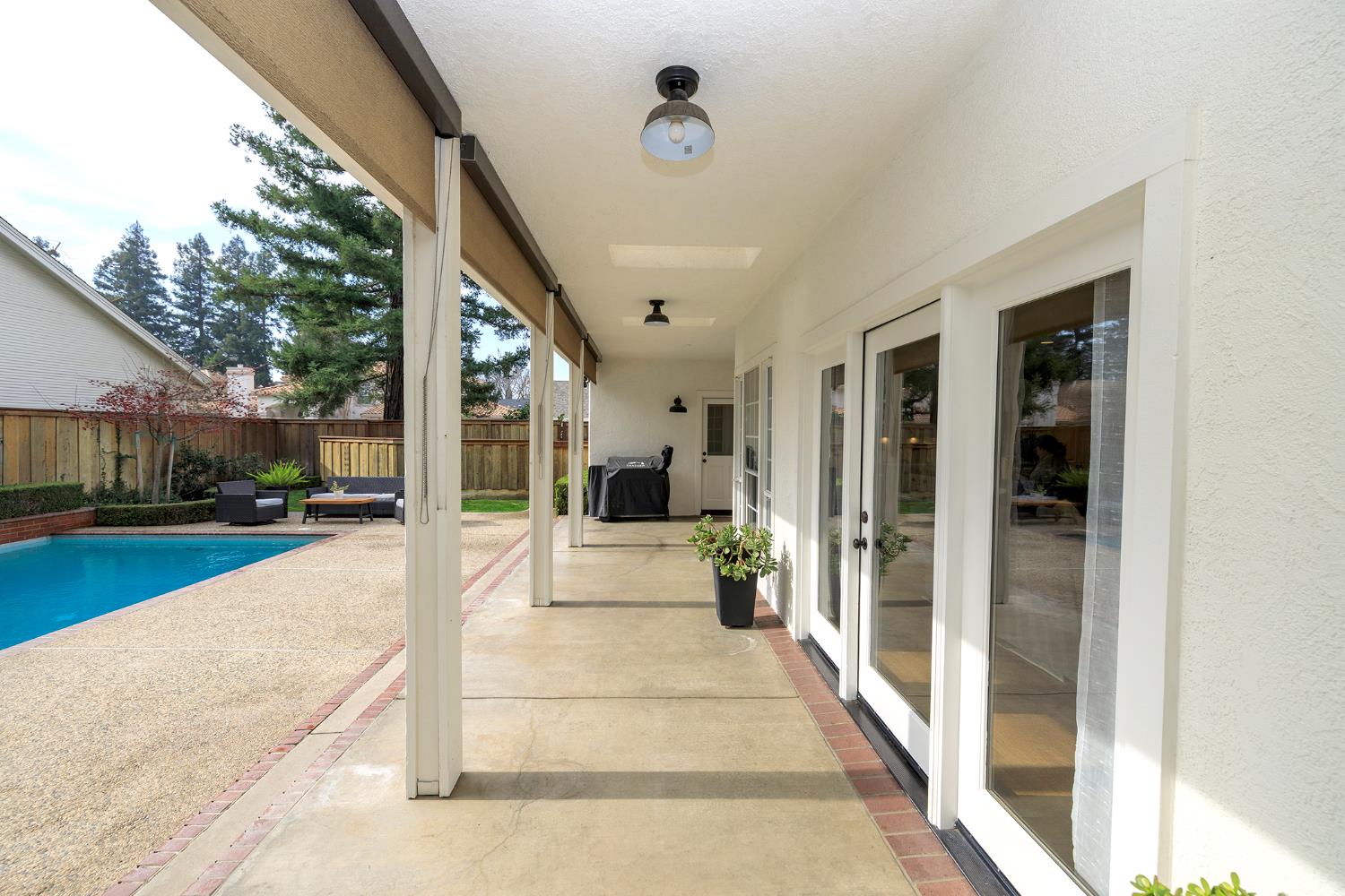 2220 Castleview Dr, Turlock, CA 95382