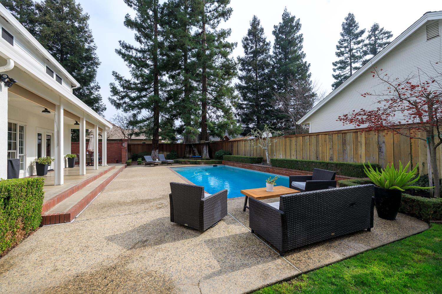 2220 Castleview Dr, Turlock, CA 95382