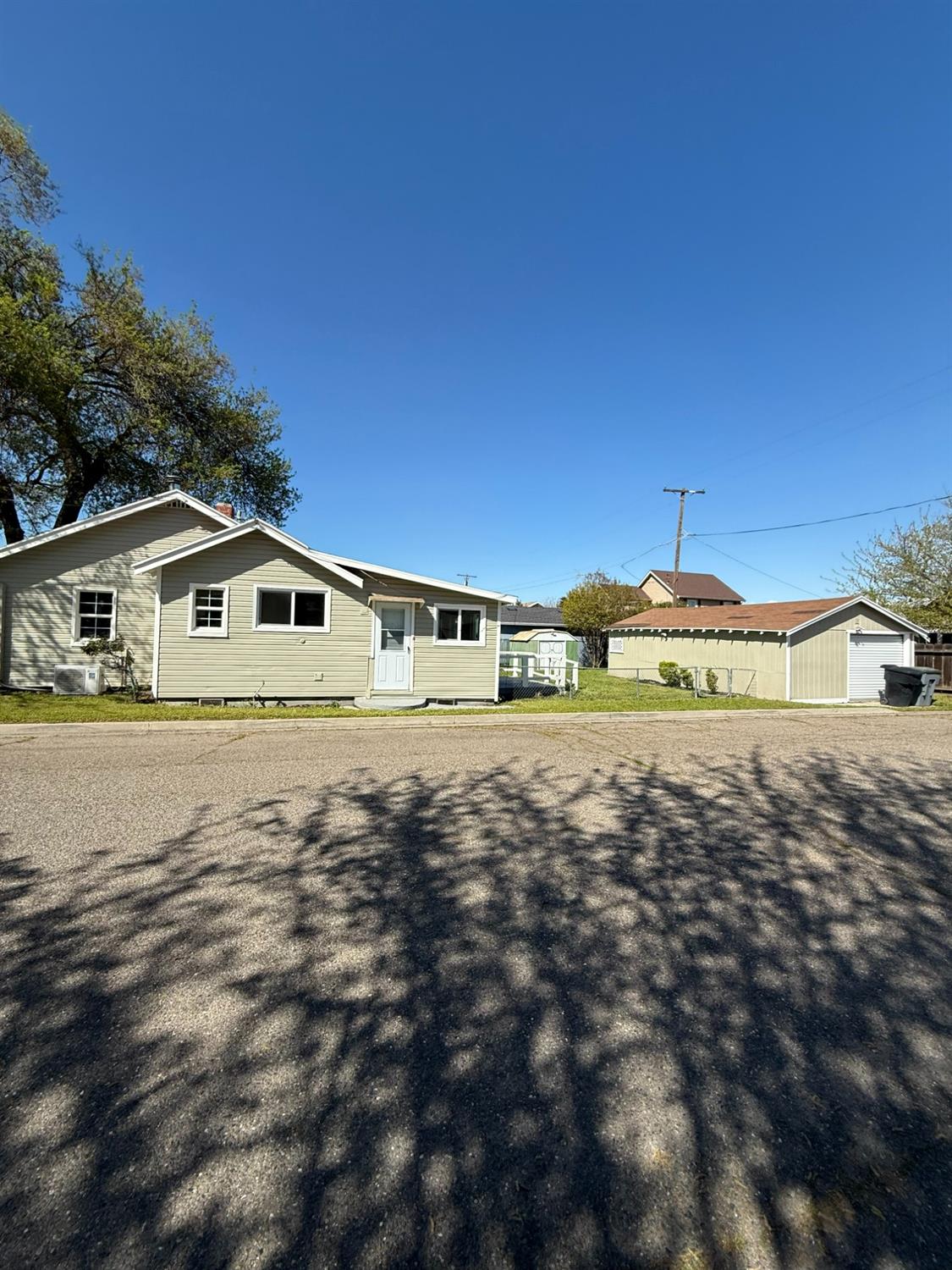 155 N Bryan Ave, Oakdale, CA 95361