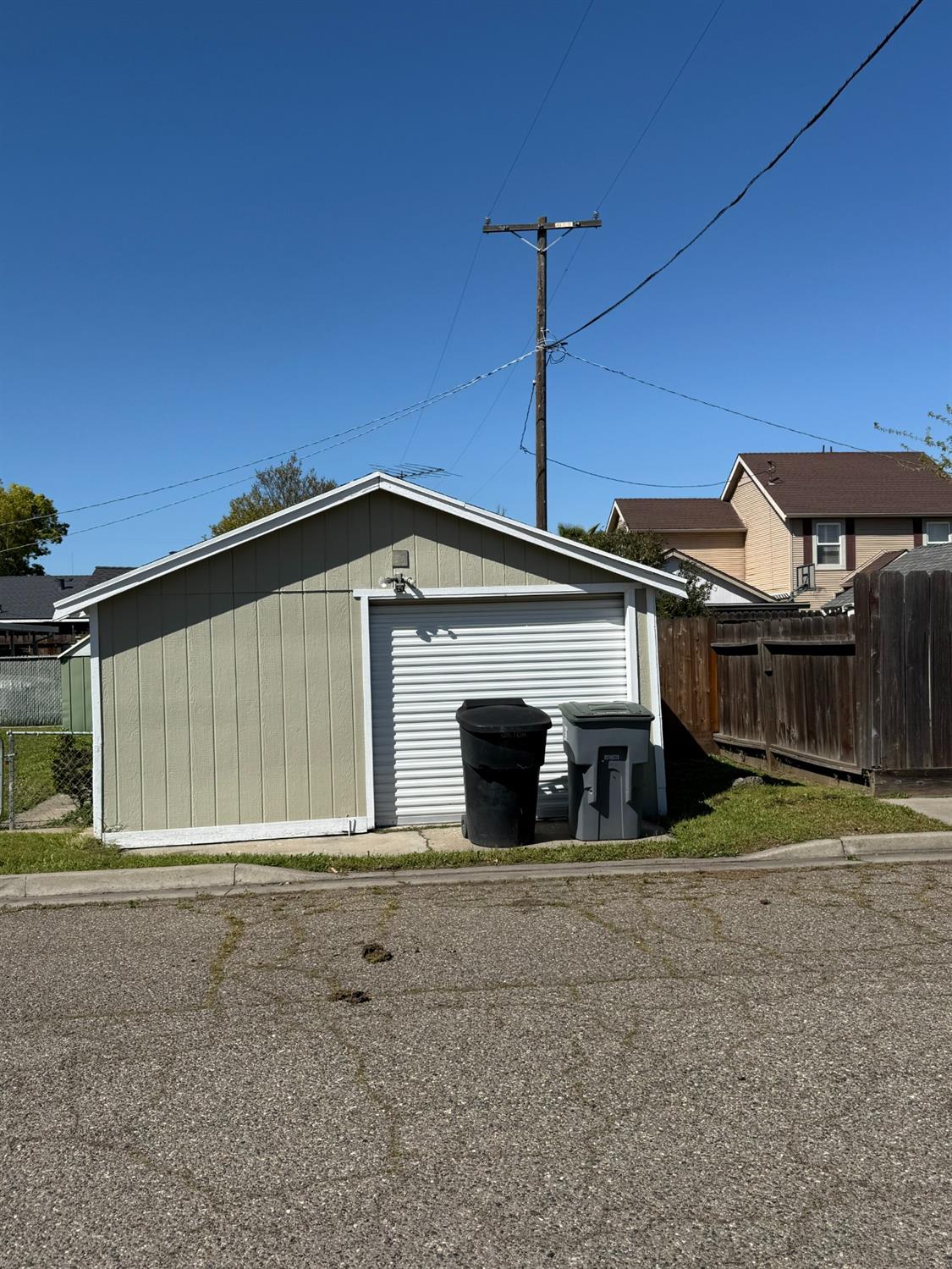 155 N Bryan Ave, Oakdale, CA 95361