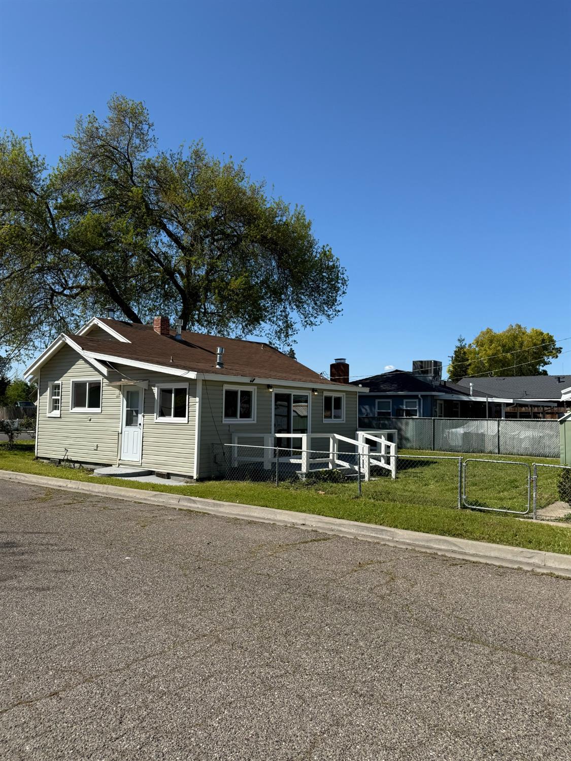 155 N Bryan Ave, Oakdale, CA 95361