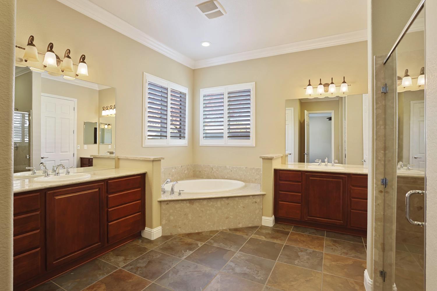 2439 Appleleaf Ln, Manteca, CA 95336