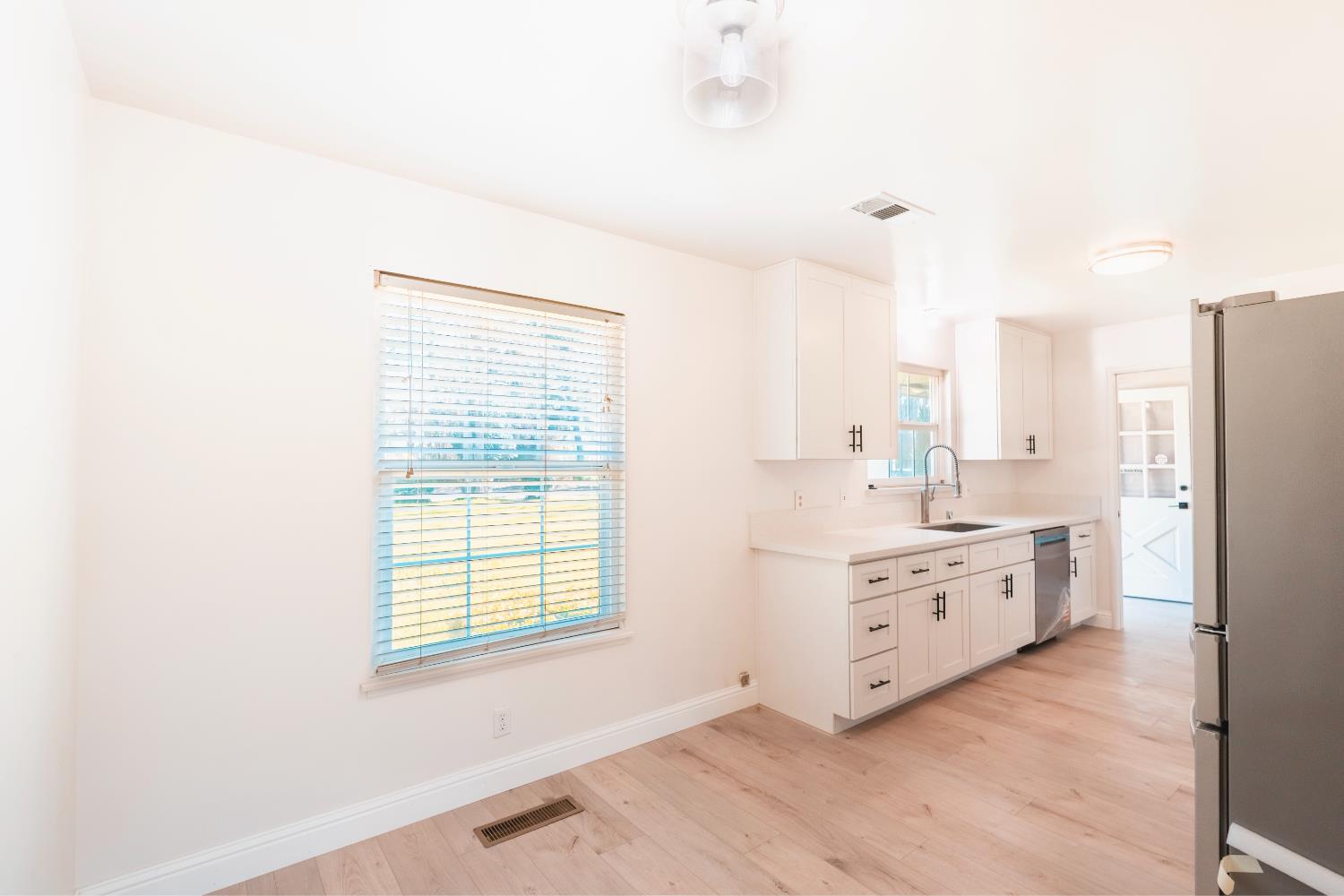 1541 W North Bear Creek Dr, Merced, CA 95348